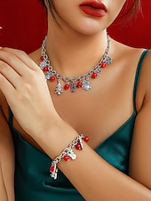 abordables Collar de mujer-Conjunto de collar y pulsera navideños para mujer: cadena plateada con cuentas rojas, colgantes de copo de nieve, árbol y regalo. Joyería festiva para fiestas y regalos.