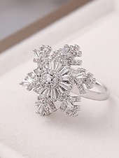 Недорогие Женские кольца-женское рождественское вращающееся кольцо в форме снежинки, регулируемое золотое и серебряное персонализированное украшение из кристаллов, элегантное праздничное коктейльное кольцо, идеально подходит для вечеринок и подарков