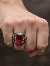 abordables Accessoires de Noël-Bague en alliage pour homme avec pierres précieuses, bijou gothique vintage avec grosse pierre, accessoire de mode multicolore, cadeau de Noël unique pour les fêtes et au quotidien
