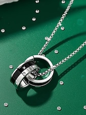 abordables Joyas para hombres-Collar con colgante navideño de acero y titanio para hombre: elegantes anillos entrelazados con detalles de diamantes: el regalo perfecto para las fiestas.