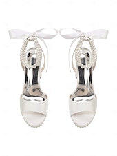 abordables Demoiselle d&amp;#39;honneur-Escarpins à plateforme en satin rose pour femme avec bride cheville en perles et nœud - sandales élégantes à talons hauts pour cocktails et événements formels