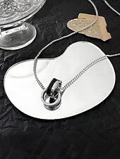 abordables Joyas para hombres-Collar con colgante navideño de acero y titanio para hombre: elegantes anillos entrelazados con detalles de diamantes: el regalo perfecto para las fiestas.