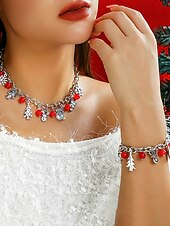 abordables Collar de mujer-Conjunto de collar y pulsera navideños para mujer: cadena plateada con cuentas rojas, colgantes de copo de nieve, árbol y regalo. Joyería festiva para fiestas y regalos.