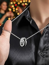 abordables Joyas para hombres-Collar con colgante navideño de acero y titanio para hombre: elegantes anillos entrelazados con detalles de diamantes: el regalo perfecto para las fiestas.