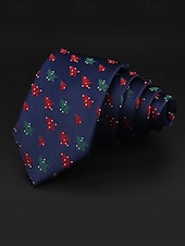 abordables Accessoires de Noël-Cravates de Noël pour hommes – en polyester avec des motifs festifs de bonhommes de neige, de père Noël et de sapins, parfaites pour les fêtes et célébrations de fin d&#039;année.