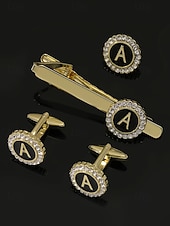 Недорогие Свадьба ACC-Комплект из мужского зажима для галстука, запонок и булавки для лацкана из сплава – элегантный черно-золотой дизайн с кристаллами, персонализированный 26 инициалами, идеальный подарок для официальных мероприятий и делового дресс-кода