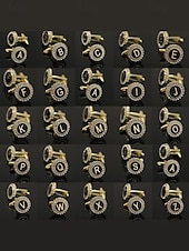 Недорогие Свадьба ACC-Комплект из мужского зажима для галстука, запонок и булавки для лацкана из сплава – элегантный черно-золотой дизайн с кристаллами, персонализированный 26 инициалами, идеальный подарок для официальных мероприятий и делового дресс-кода