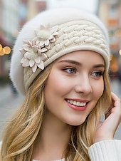 billige Juletilbehør-Dame vinterberet med 3D-blomster – mykt fuskepelsmateriale med fleecefôr, stilig strikkedesign, tilgjengelig i flere farger, perfekt for kaldt vær og høytidsklær