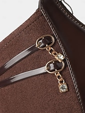  Női barna magas sarkú bokacsizma kulcstartó díszítéssel - elegáns sikkes stílus, tökéletes irodai viseletre, hivatalos alkalmakra és esti rendezvényekre