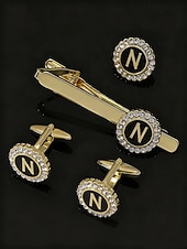 Недорогие Свадьба ACC-Комплект из мужского зажима для галстука, запонок и булавки для лацкана из сплава – элегантный черно-золотой дизайн с кристаллами, персонализированный 26 инициалами, идеальный подарок для официальных мероприятий и делового дресс-кода