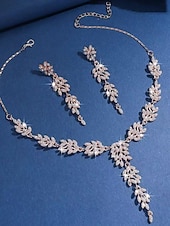 voordelige Valentijnsdag-Gouden damesketting en oorbellenset met strass-steentjes - elegante, glinsterende sieraden voor feest- en avondgelegenheden