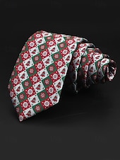 abordables Accessoires de Noël-Cravates de Noël pour hommes – en polyester avec des motifs festifs de bonhommes de neige, de père Noël et de sapins, parfaites pour les fêtes et célébrations de fin d&#039;année.