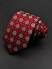 abordables Accessoires de Noël-Cravates de Noël pour hommes – en polyester avec des motifs festifs de bonhommes de neige, de père Noël et de sapins, parfaites pour les fêtes et célébrations de fin d&#039;année.