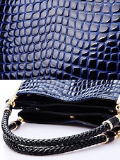 billiga Hand- och toteväskor-Damhandväska i konstläder med krokodilprägling, julklar, finns i rött, blått och svart – snygg vinteraxelväska med justerbar rem och gulddetaljer