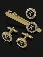 Недорогие Свадьба ACC-Комплект из мужского зажима для галстука, запонок и булавки для лацкана из сплава – элегантный черно-золотой дизайн с кристаллами, персонализированный 26 инициалами, идеальный подарок для официальных мероприятий и делового дресс-кода