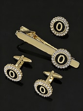 Недорогие Свадьба ACC-Комплект из мужского зажима для галстука, запонок и булавки для лацкана из сплава – элегантный черно-золотой дизайн с кристаллами, персонализированный 26 инициалами, идеальный подарок для официальных мероприятий и делового дресс-кода