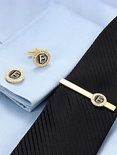 Недорогие Свадьба ACC-Комплект из мужского зажима для галстука, запонок и булавки для лацкана из сплава – элегантный черно-золотой дизайн с кристаллами, персонализированный 26 инициалами, идеальный подарок для официальных мероприятий и делового дресс-кода