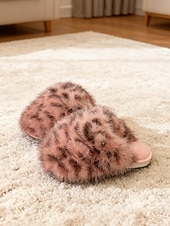 levne Dámské pantofle a žabky-Dámské pantofle s leopardím vzorem – měkká, útulná vnitřní obuv pro relaxaci, lenošení a pohodlí v chladném počasí