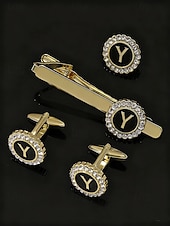 Недорогие Свадьба ACC-Комплект из мужского зажима для галстука, запонок и булавки для лацкана из сплава – элегантный черно-золотой дизайн с кристаллами, персонализированный 26 инициалами, идеальный подарок для официальных мероприятий и делового дресс-кода