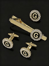 Недорогие Свадьба ACC-Комплект из мужского зажима для галстука, запонок и булавки для лацкана из сплава – элегантный черно-золотой дизайн с кристаллами, персонализированный 26 инициалами, идеальный подарок для официальных мероприятий и делового дресс-кода