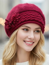 billige Juletilbehør-Dame vinterberet med 3D-blomster – mykt fuskepelsmateriale med fleecefôr, stilig strikkedesign, tilgjengelig i flere farger, perfekt for kaldt vær og høytidsklær