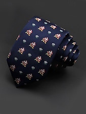 abordables Accessoires de Noël-Cravates de Noël pour hommes – en polyester avec des motifs festifs de bonhommes de neige, de père Noël et de sapins, parfaites pour les fêtes et célébrations de fin d&#039;année.