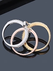 levne Dámské prsteny-Dámský vánoční měděný prsten - elegantní tříbarevný design s čirými kameny, ideální jako sváteční dárek, slavnostní a stylový doplněk pro běžné i formální příležitosti