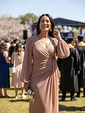 preiswerte Bodenlänge-Schlauchkleid Bodenlang Kleid für Hochzeitsgäste Abendkleid Brautmutterkleid Langarm V Ausschnitt Elegant Einfach Formell Hochzeitsgast Verlobungsfeier Krepp mit Raffung