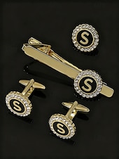 Недорогие Свадьба ACC-Комплект из мужского зажима для галстука, запонок и булавки для лацкана из сплава – элегантный черно-золотой дизайн с кристаллами, персонализированный 26 инициалами, идеальный подарок для официальных мероприятий и делового дресс-кода