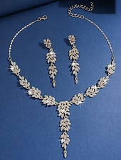 voordelige Valentijnsdag-Gouden damesketting en oorbellenset met strass-steentjes - elegante, glinsterende sieraden voor feest- en avondgelegenheden