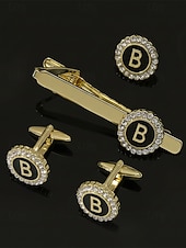 Недорогие Свадьба ACC-Комплект из мужского зажима для галстука, запонок и булавки для лацкана из сплава – элегантный черно-золотой дизайн с кристаллами, персонализированный 26 инициалами, идеальный подарок для официальных мероприятий и делового дресс-кода