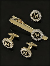 Недорогие Свадьба ACC-Комплект из мужского зажима для галстука, запонок и булавки для лацкана из сплава – элегантный черно-золотой дизайн с кристаллами, персонализированный 26 инициалами, идеальный подарок для официальных мероприятий и делового дресс-кода