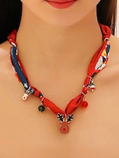 tanie Naszyjnik damski-Naszyjnik świąteczny dla kobiet, wykonany ze stopu metali, tkaniny i akrylu, z motywem renifera, Świętego Mikołaja i choinki, idealny na przyjęcia świąteczne