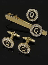 Недорогие Свадьба ACC-Комплект из мужского зажима для галстука, запонок и булавки для лацкана из сплава – элегантный черно-золотой дизайн с кристаллами, персонализированный 26 инициалами, идеальный подарок для официальных мероприятий и делового дресс-кода