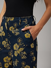  Jeans in Gelb mit Blumenmuster und geradem Bein, perfekt für den Urlaub