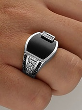 abordables Joyas para hombres-Anillo de aleación para hombre: detalles de diamantes blancos y negros, colores oro y plata, diseño elegante para ocasiones formales e informales.