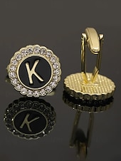 Недорогие Свадьба ACC-Комплект из мужского зажима для галстука, запонок и булавки для лацкана из сплава – элегантный черно-золотой дизайн с кристаллами, персонализированный 26 инициалами, идеальный подарок для официальных мероприятий и делового дресс-кода