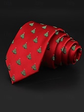 abordables Accessoires de Noël-Cravates de Noël pour hommes – en polyester avec des motifs festifs de bonhommes de neige, de père Noël et de sapins, parfaites pour les fêtes et célébrations de fin d&#039;année.