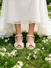abordables mariée-Sandales de mariée blanches en perles, chaussures à petit talon bloc et bride cheville pour les mariages champêtres et formels.