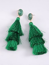  レディースグリーンタッセルイヤリング - 多層フリンジタッセル付きのスタイリッシュなスパイラルスタッドイヤリング。聖パトリックの日やお祝いのお祝いに最適です。