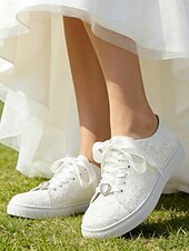 preiswerte Braut-Braut-Spitzen-Hochzeits-Sneaker – elegante elfenbeinfarbene Low-Top-Sneaker mit Satinband-Schnürsenkeln und Strass-Details für Bräute und besondere Anlässe