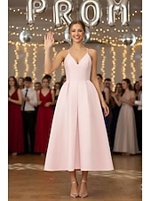 preiswerte Lange Kleider &amp; Abendkleider-A-Linie Tee-Länge Satinkleid Cocktailkleid Urlaubskleid Abiballkleider Elegant Ärmellos V Ausschnitt Abschlussball Gartenparty Rosa Kleid Satin mit Falten