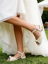 abordables mariée-Sandales de mariée blanches en perles, chaussures à petit talon bloc et bride cheville pour les mariages champêtres et formels.