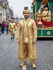 levne Příslušenství-Pánský zlatý metalický polyesterový klobouk na Mardi Gras s peřím a broží - princ sultán nebo arabská pokrývka hlavy pro karneval a maškarní akce