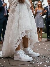 Недорогие Невеста-Женские свадебные кроссовки цвета слоновой кости с кружевом, атласными шнурками и подвеской в виде сердца со стразами – удобная свадебная обувь для свадьбы