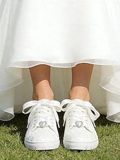 preiswerte Braut-Braut-Spitzen-Hochzeits-Sneaker – elegante elfenbeinfarbene Low-Top-Sneaker mit Satinband-Schnürsenkeln und Strass-Details für Bräute und besondere Anlässe