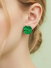  女性用アクリル製聖パトリックの日のイヤリングセット。楽しいレプラコーン、ビールジョッキ、クローバーのデザイン。聖パトリックの日、カーニバル、普段使いに最適です。