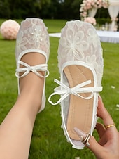 baratos noiva-Sapatilhas Mary Jane femininas em renda marfim com tira elástica, elegantes e confortáveis, perfeitas para noivas e convidadas em casamentos e eventos ao ar livre. &amp;cerimônias no gramado