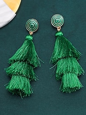  レディースグリーンタッセルイヤリング - 多層フリンジタッセル付きのスタイリッシュなスパイラルスタッドイヤリング。聖パトリックの日やお祝いのお祝いに最適です。