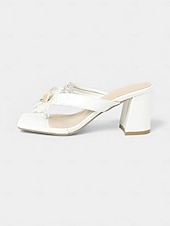 billige Kvinner-Damesandaler med elfenbensfarget blokkhæl og blomsterutsmykning, slingback-sko med åpen tå til bruden, elegant utendørs hage &amp;plen seremoni